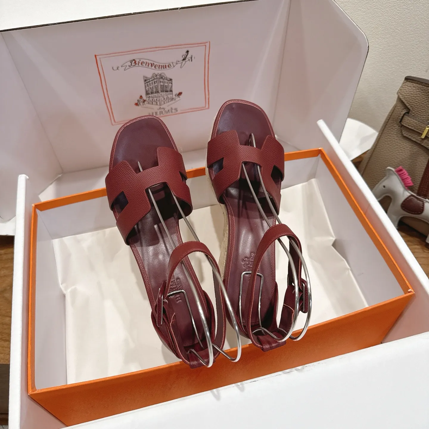 👟👟Ex-factory price 720👟👟 Hermes... a Eclair 2025 new color + popular series, the version is super positive, with a certain thickness, which makes the legs longer! Breathable, comfortable calfskin, spring and summer color matching, this item is both beautiful and comfortable! Channel supply code size: 35-39 can be ordered as 40.41 with airplane box ➕20